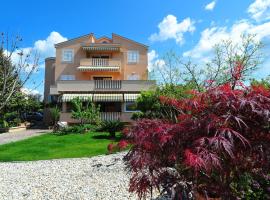 APARTMANI VILLA ELVIRA, hotel di Sukošan