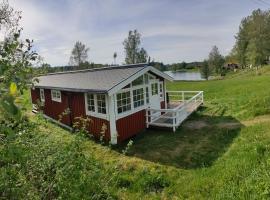 Charming 2-Bed House at the lake close gustavsfors, hotell med parkeringsplass i Gustavsfors