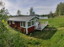 Charming 2-Bed House at the lake close gustavsfors, hotel din Gustavsfors