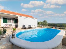 Holiday Home Sego with Private Pool, hotel barato en Veliki Broćanac