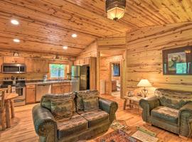 The HoneyBee Cabin with Private Porch and Hot Tub, cottage in Clarkesville