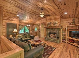The Wishing Well Cabin with Pool Table and Firepit!, hotel di Clarkesville
