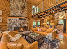 Luxe Riverfront Lodge by Torch Lake with Kayaks, villa sihtkohas Rapid City