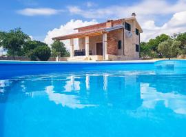 Villa Stone Pearl with heated swimming pool, tradicionalna kućica u Svetom Filipu i Jakovu