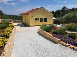 Happy garden house, hotel in Kožino