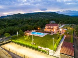 Villa Pacis, cabaña o casa de campo en Turjaci