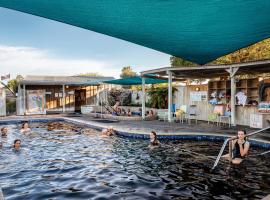 Athenree Hot Springs & Holiday Park, allotjament vacacional a Waihi Beach