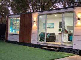 Tiny House in Belconnen 1BR Self Contained Wine, hytte i Higgins