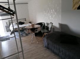 Chambre d'hôtes, hotel with parking in Bleigny-le-Carreau