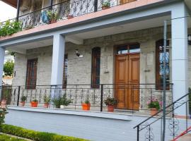 Garden Guest House – pensjonat w mieście Përmet