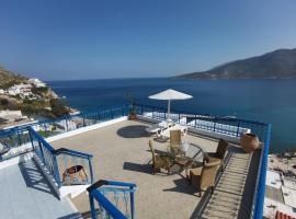 Marinas Studios, beach hotel in Livadia