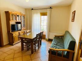 Apartamentos Margarita, hotel com piscina em Arroyo Fr&iacute;o