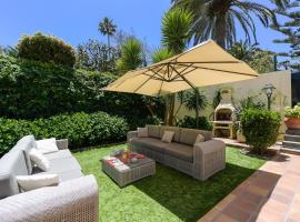 House with cozy garden BBQ and free parking, готель у місті Санта-Бріхіда