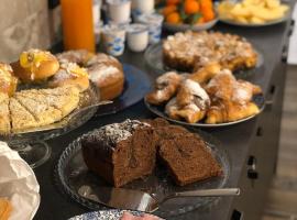 Holiday Guesthouse, hotel in Salerno