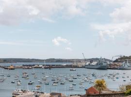 Stunning views over the beautiful Falmouth Harbour, bolig ved stranden i Falmouth