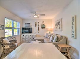 Apartment with Easy Access to Indian Rocks Beach!, hotel spa en Clearwater Beach