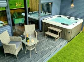 Yaseva Lodge, Stylish Country Retreat for 2, Hot Tub, Exceptional Views!, cabin in Carr