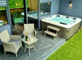 Yaseva Lodge, Stylish Country Retreat for 2, Hot Tub, Exceptional Views!