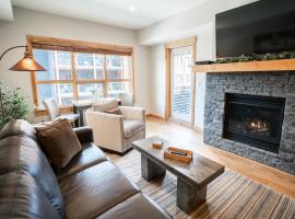 Spring Creek Luxury Queen Suite at White Spruce Lodge, chalet di Canmore