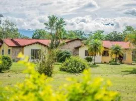 Linda casa de verano con amplias zonas verdes