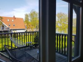 Cosy modern apartment with lagoon view, feriebolig ved stranden i Preila