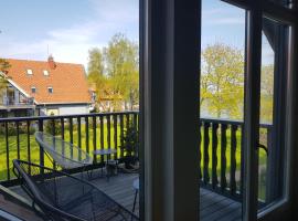 Cosy modern apartment with lagoon view, atostogų būstas mieste Preila