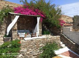 Hidesign Athens Traditional Stone House in Kea's Port, casa vacacional en Korissia