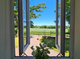 Beautiful Country Apartment, rated Exceptional, Hotel in Coventry