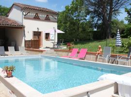 Le Pigeonnier de Lacalm GÎTE โรงแรมที่มีที่จอดรถในSaint-Grégoire