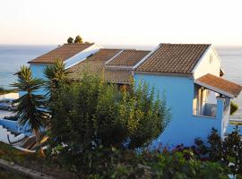 theophilos blue cozy apartments، بيت عطلات شاطئي في آغيوس غيوريوس باغون