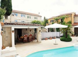 Holiday Home with Pool (4280), hotel met parkeren in Burići