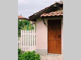 Cute Little House with a White Picket Fence, casa a Burgas