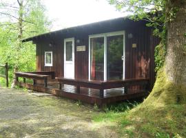 Kotedža Honeysuckle Lodge set in a Beautiful 24 acre Woodland Holiday Park pilsētā Newcastle Emlyn