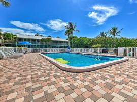 Sunlit Longboat Key Escape with Private Resort Beach, hotel v destinaci Longboat Key