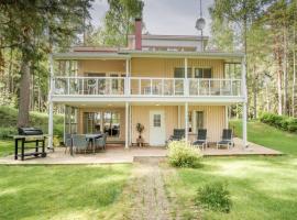 225m2 Luxurious Villa - Large garden - Sandy beach, hotel en Kirkkonummi