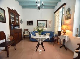 Traditional house by the sea, vila v destinaci Mandrákion
