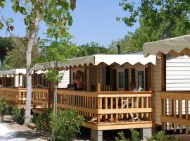 Chalet 4 or 6 persons Toscana Viareggio Camping Bosco Verde Italië、トッレ・デル・ラーゴ・プッチーニのホテル