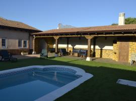 El Capricho de los Carrascos, hotel with pools in Juarros de Voltoya