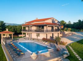 Luxury Villa Santa Cruz with XL pool and Jacuzzi, hotel u gradu 'Potpićan'