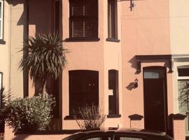 Suffolk pink house, Newmarket town centre, self catering accommodation in Newmarket