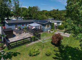 Groot hoek Chalet met Airco ,Wasmachine, Vaatwasser,Droger en luxe keuken en zwembad op camping! Immer Besser!, hôtel à Rijs