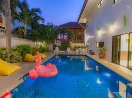 Luxury Pool Villa 4 BR 900M beach 1.5 KM downtown