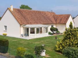 Gîte "Au P'tit Tourois" de plain-pied tout confort avec véranda proche d'Omaha Beach et de Bayeux accueillant les animaux, ξενοδοχείο σε Tour-en-Bessin