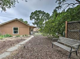 Cozy Abode with Patio, 16 Mi to San Luis Obispo, villa sa Atascadero