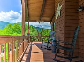 Beautiful Mountain Escape with Fire Pit and Views!, vacation home in Waynesville