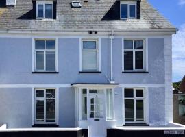 Large 5 bed 3 bath house 300 meters from beach and restaurants, golfhotell i Newquay