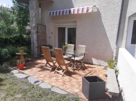 Appartement rez de chaussée avec terrasse et jardin, hotel v mestu Tence