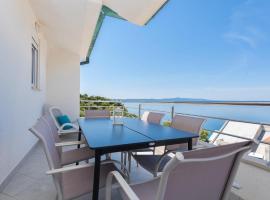 Apartments Ivi - 100 m from pebble beach, Hotel am Strand in Drašnice