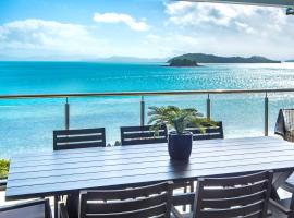 Edge 5 Oceanfront 3-Bedroom Apartment - Featuring an Infinity Pool, Spa Bath, Buggy and Valet Service, rumah liburan di Hamilton Island