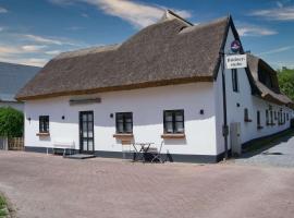 nah am Meer, ruhige Lage, gratis Nutzung vom AHOI Erlebnisbad und Sauna in Sellin - Haus Büdnerstube FeWo 1, hotel in Middelhagen